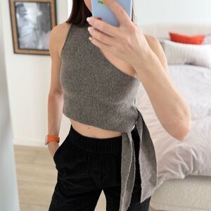 Top made of wool fabric. Size S. Excellent condition.  Brand Zara. Gray colo